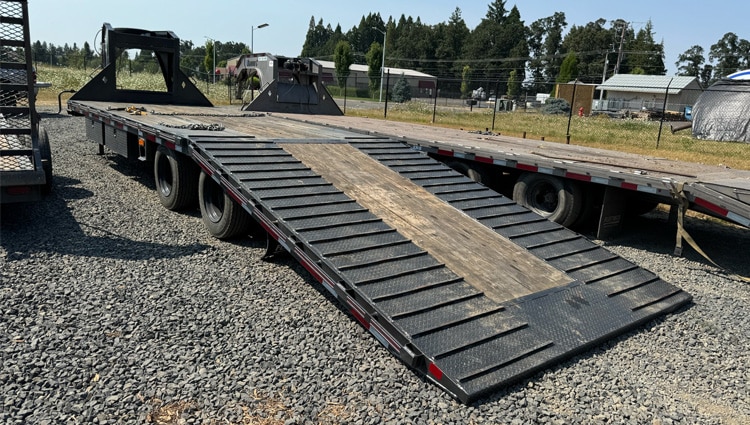 Diamond C 30 ft x 102 ft Goose Neck Trailer FMAX212